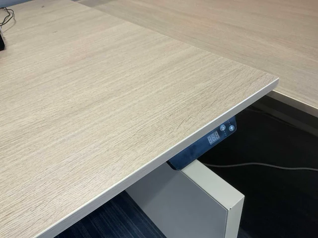 Ahrend zit-sta bureau met 1 los bureau (2x) - afbeelding 4 van  5