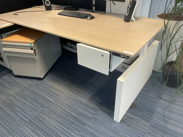 Ahrend zit-sta bureau met bureaustoel - afbeelding 1 van  4