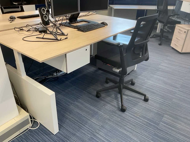 Ahrend zit-sta bureau met bureaustoel - afbeelding 9 van  11