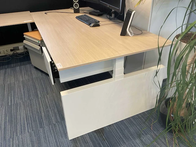 Ahrend zit-sta bureau met bureaustoel - afbeelding 2 van  4