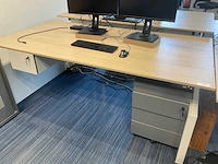 Ahrend zit-sta bureau