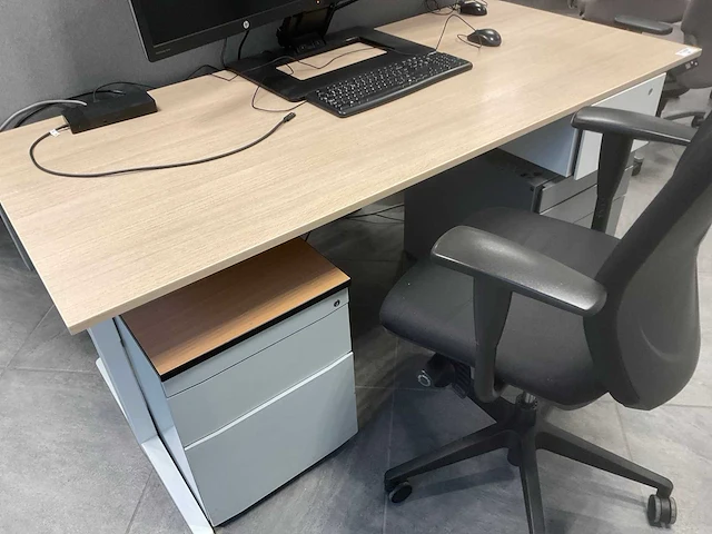 Ahrend zit-sta bureau - afbeelding 1 van  5