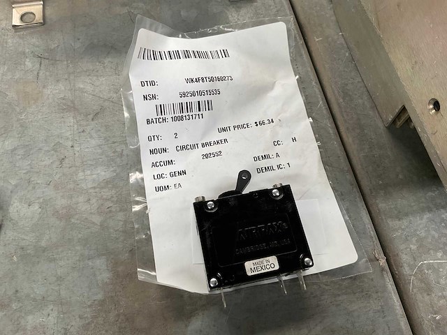 Airpax circuit breaker (2x) - afbeelding 1 van  2