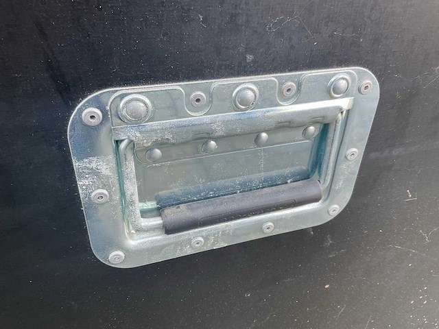 Airpress compressor in geluidsdempende flighcase - afbeelding 10 van  10