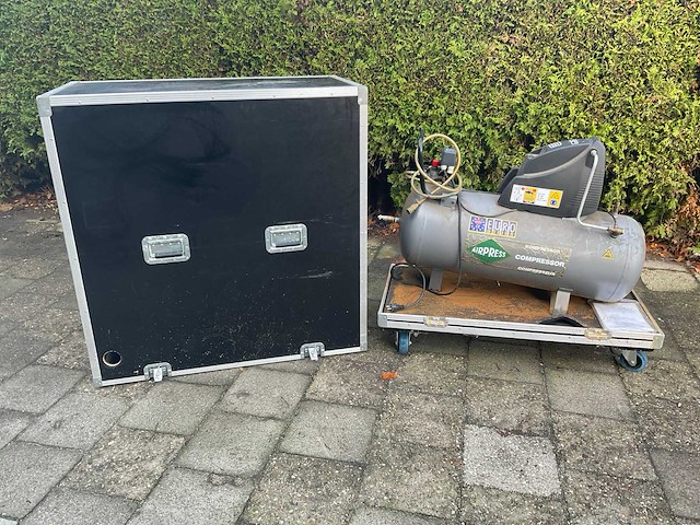 Airpress compressor in geluidsdempende flighcase - afbeelding 1 van  10
