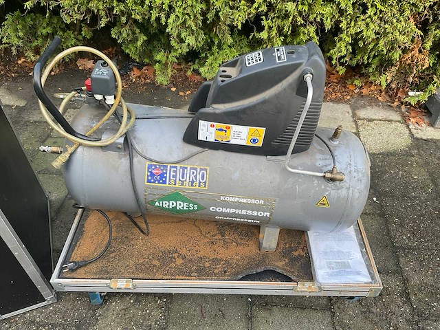 Airpress compressor in geluidsdempende flighcase - afbeelding 4 van  10