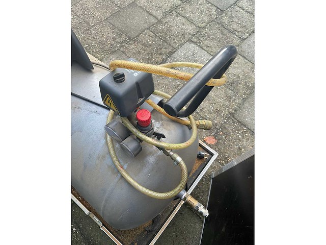 Airpress compressor in geluidsdempende flighcase - afbeelding 9 van  10