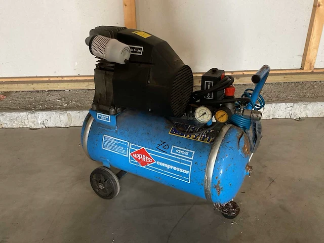 Airpress hogedrukcompressor & nederman slanghaspel - afbeelding 4 van  6