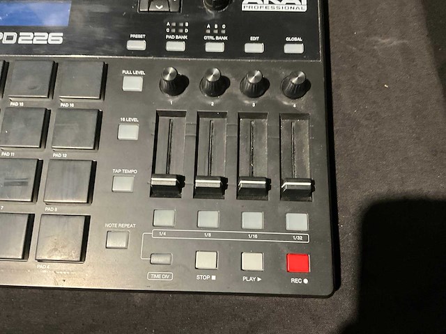 Akai mpd226 midi sample unit - afbeelding 2 van  2