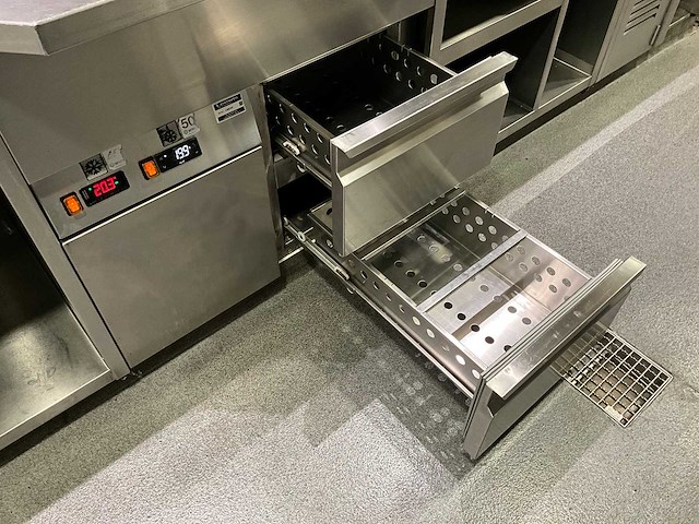 Ake-ideal - koelwerkbank en saladettelijn (c) - afbeelding 4 van  9