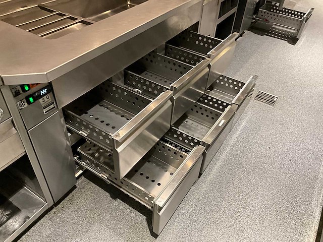 Ake-ideal - koelwerkbank en saladettelijn (c) - afbeelding 2 van  20