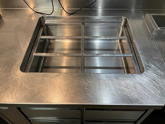 Ake-ideal - koelwerkbank en saladettelijn (c) - afbeelding 6 van  9