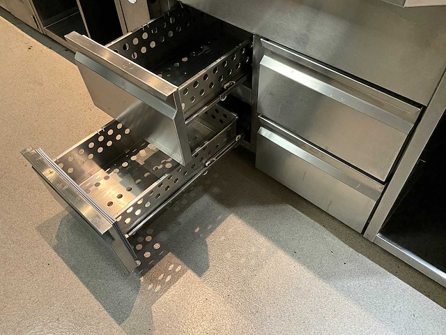 Ake-ideal - koelwerkbank en saladettelijn (c) - afbeelding 8 van  9