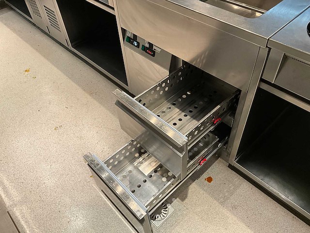 Ake-ideal - koelwerkbank en saladettelijn (c) - afbeelding 2 van  16