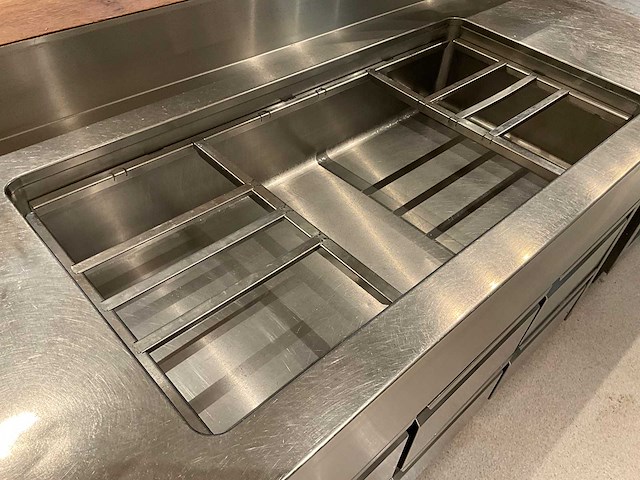 Ake-ideal - koelwerkbank en saladettelijn (c) - afbeelding 11 van  16