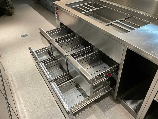 Ake-ideal - koelwerkbank en saladettelijn (c) - afbeelding 12 van  16