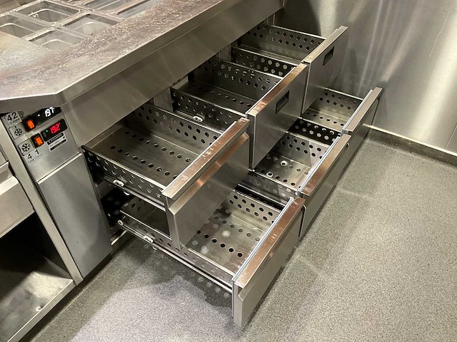 Ake-ideal - koelwerkbank en saladettelijn (c) - afbeelding 4 van  12