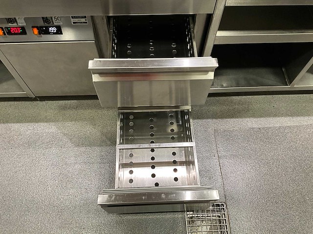 Ake-ideal - koelwerkbank en saladettelijn (c) - afbeelding 5 van  9