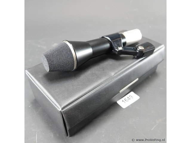 Akg d202 dynamische microfoon (ook wel bekend als de "sound rocket"), die beschikt over een uniek tweewegs-capsulesysteem voor hoge en lage frequenties. - afbeelding 1 van  5