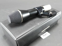 Akg d202 dynamische microfoon (ook wel bekend als de "sound rocket"), die beschikt over een uniek tweewegs-capsulesysteem voor hoge en lage frequenties.