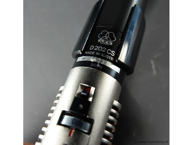 Akg d202 dynamische microfoon (ook wel bekend als de "sound rocket"), die beschikt over een uniek tweewegs-capsulesysteem voor hoge en lage frequenties. - afbeelding 3 van  5