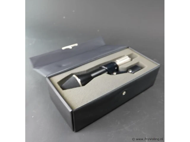 Akg d202 dynamische microfoon (ook wel bekend als de "sound rocket"), die beschikt over een uniek tweewegs-capsulesysteem voor hoge en lage frequenties. - afbeelding 4 van  5