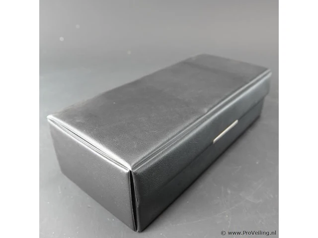 Akg d202 dynamische microfoon (ook wel bekend als de "sound rocket"), die beschikt over een uniek tweewegs-capsulesysteem voor hoge en lage frequenties. - afbeelding 5 van  5