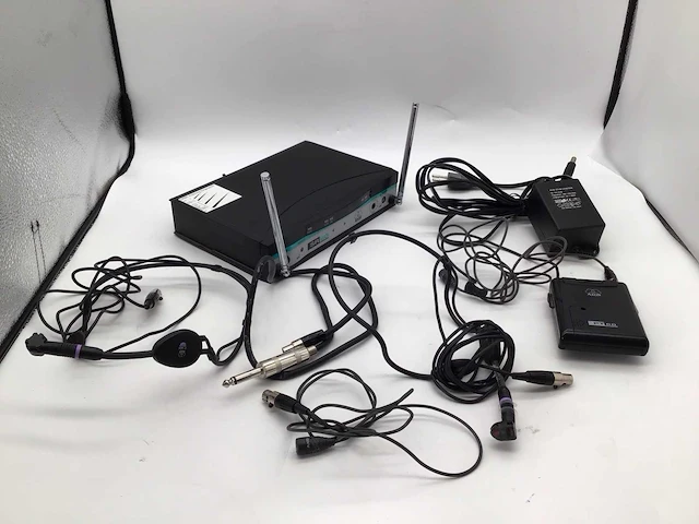 Akg sr60 en pt60 draadloze microfoon plus headsets overige audio-apparatuur - afbeelding 1 van  7
