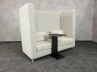 Akoestische sofa met metalen bijzettafel