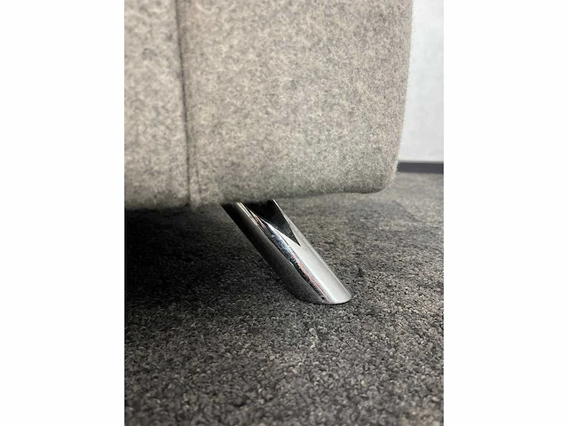 Akoestische sofa met metalen bijzettafel - afbeelding 10 van  12