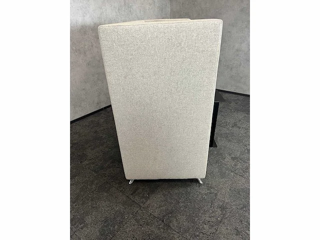 Akoestische sofa met metalen bijzettafel - afbeelding 7 van  11
