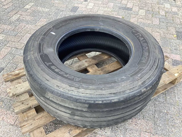 Albourgh - across t - truck tyre - afbeelding 1 van  3