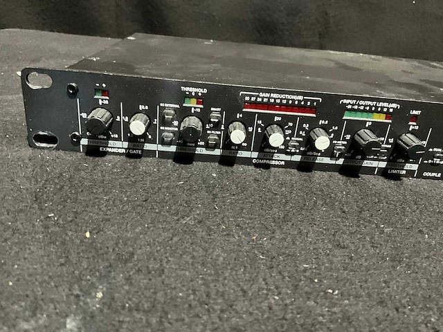 Alesis 3632 compressor - afbeelding 10 van  11