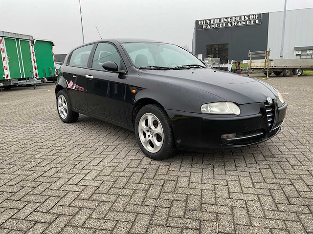 Alfa romeo - 2005 - 147 - personenauto - afbeelding 10 van  14
