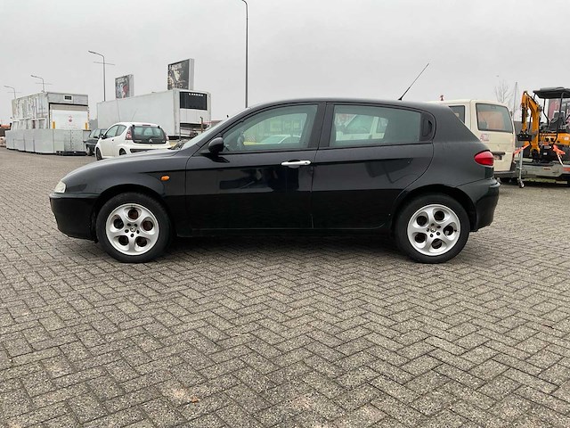 Alfa romeo - 2005 - 147 - personenauto - afbeelding 12 van  18