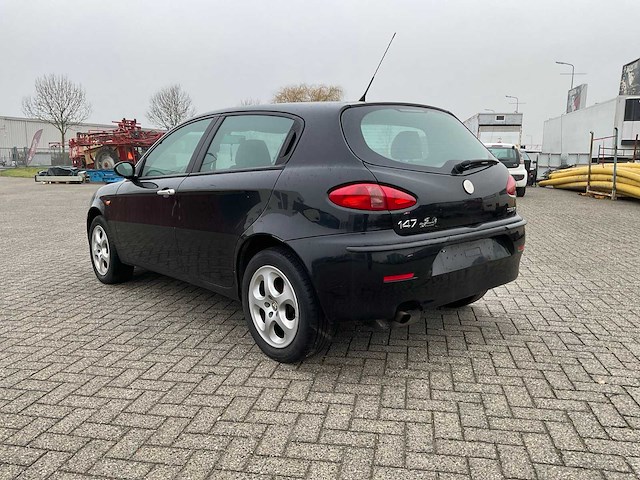 Alfa romeo - 2005 - 147 - personenauto - afbeelding 13 van  18