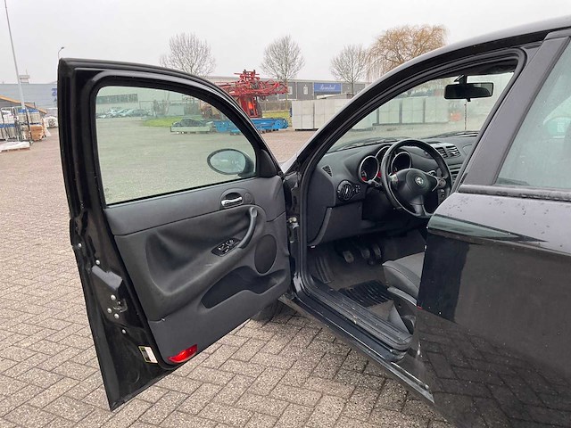 Alfa romeo - 2005 - 147 - personenauto - afbeelding 3 van  13
