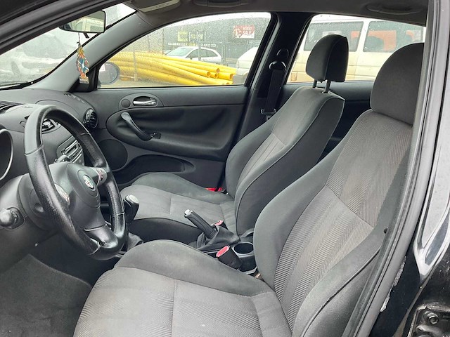 Alfa romeo - 2005 - 147 - personenauto - afbeelding 4 van  13
