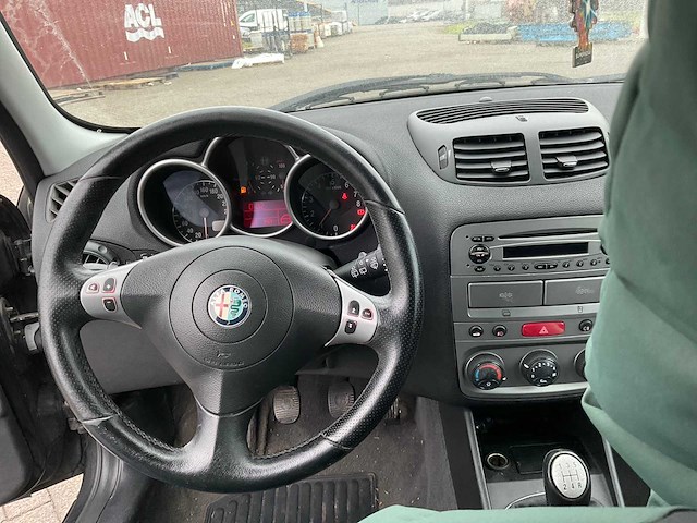 Alfa romeo - 2005 - 147 - personenauto - afbeelding 6 van  13