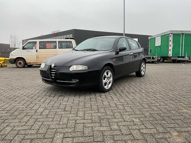 Alfa romeo - 2005 - 147 - personenauto - afbeelding 1 van  13