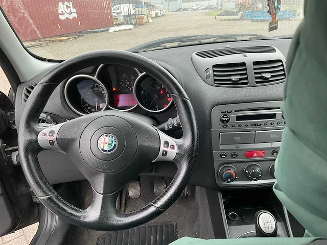 Alfa romeo - 2005 - 147 - personenauto - afbeelding 14 van  18