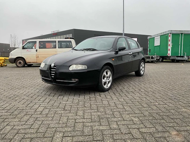 Alfa romeo - 2005 - 147 - personenauto - afbeelding 1 van  18