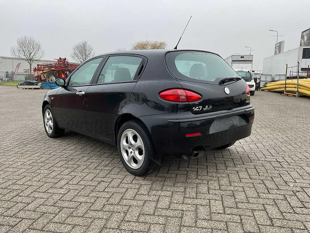 Alfa romeo - 2005 - 147 - personenauto - afbeelding 10 van  18