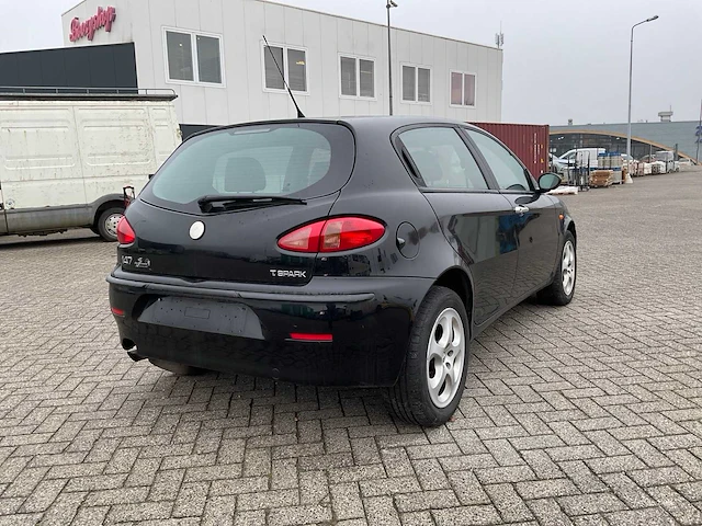 Alfa romeo - 2005 - 147 - personenauto - afbeelding 11 van  18