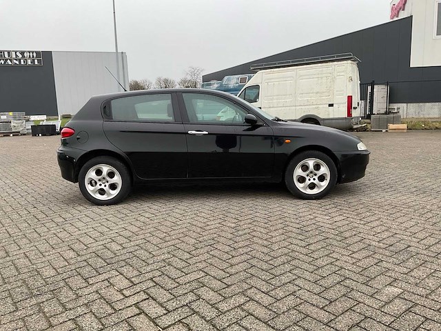 Alfa romeo - 2005 - 147 - personenauto - afbeelding 9 van  13