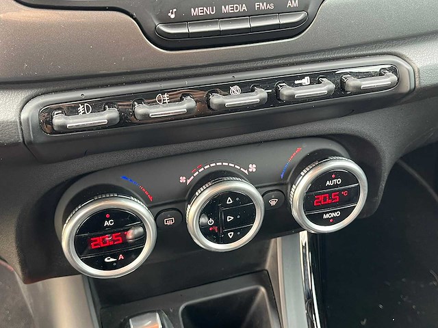 Alfa romeo - 2011 - giulietta - 1.4 turbo distinctive - personenauto - afbeelding 2 van  16