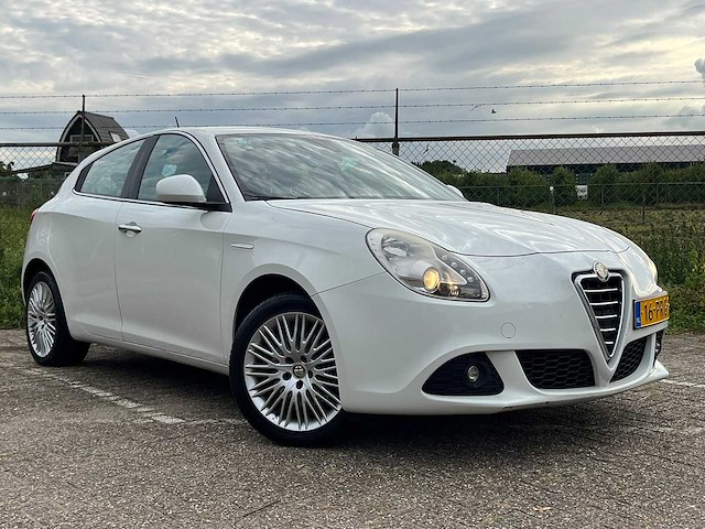 Alfa romeo - 2011 - giulietta - 1.4 turbo distinctive - personenauto - afbeelding 1 van  16