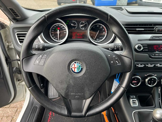 Alfa romeo - 2011 - giulietta - 1.4 turbo distinctive - personenauto - afbeelding 15 van  16