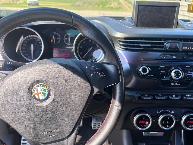 Alfa romeo - 2013 - giulietta - 1.4 t bns exec - personenauto - afbeelding 2 van  14