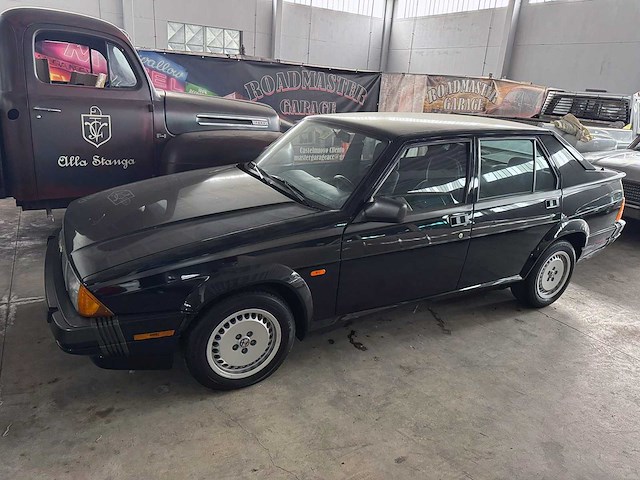 Alfa romeo - 75 - turbo america - oldtimer - afbeelding 7 van  14